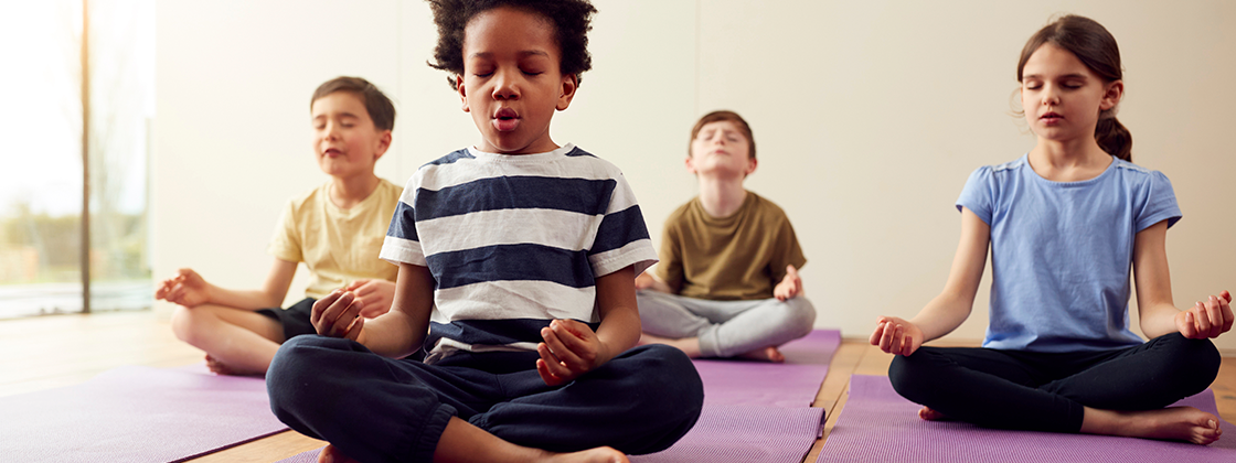 niños meditando